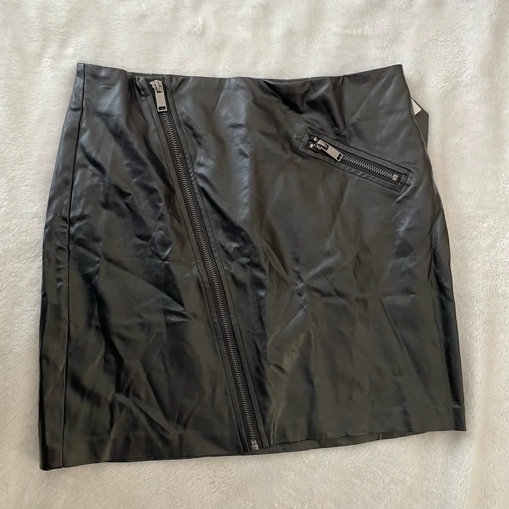 Black pleather Zipper Detail Skirt